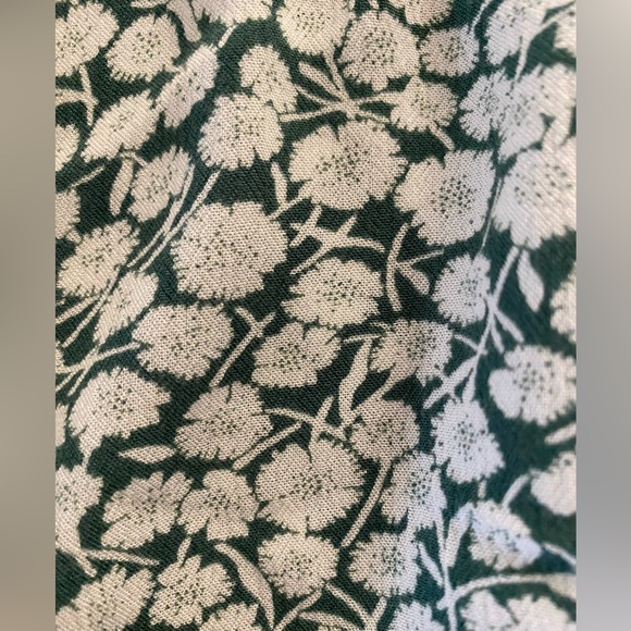 Women’s Abercrombie & Fitch size xs green & white floral print button down front - Picture 4 of 7